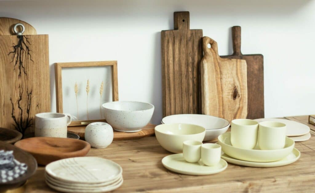 Keramieken servies met verschillende soorten oxides en pigmenten