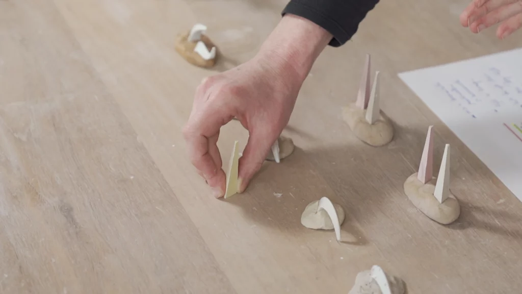 Cones voor keramiek op een tafel