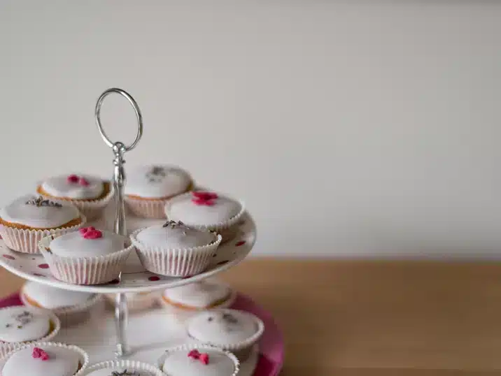 Een keramieken etagère met cupcakes