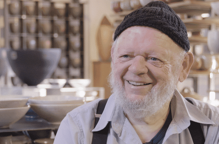 Belgische keramist Fernand Everaert in zijn atelier