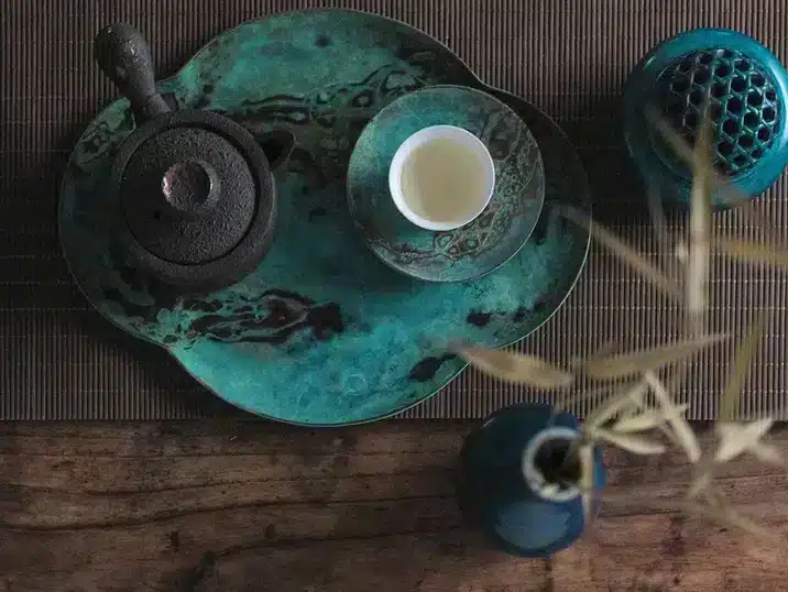 Een groene thee set met een keramieken dienblad en theekopje