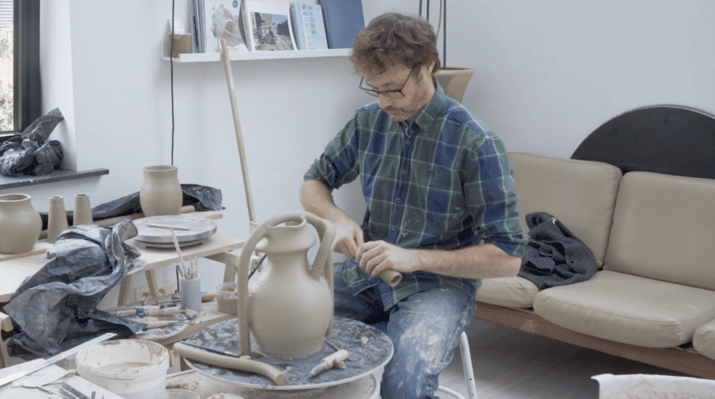 Manu Van Steenbergen in zijn atelier aan de draaischijf
