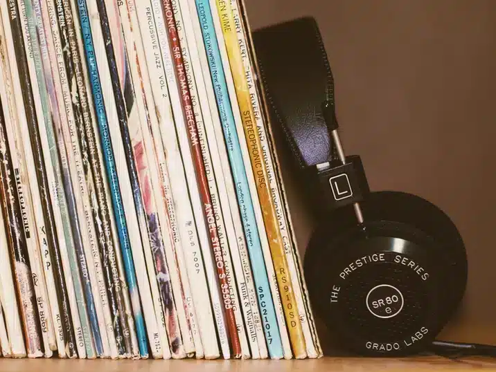 Pottenbakken muziek: platen en een koptelefoon