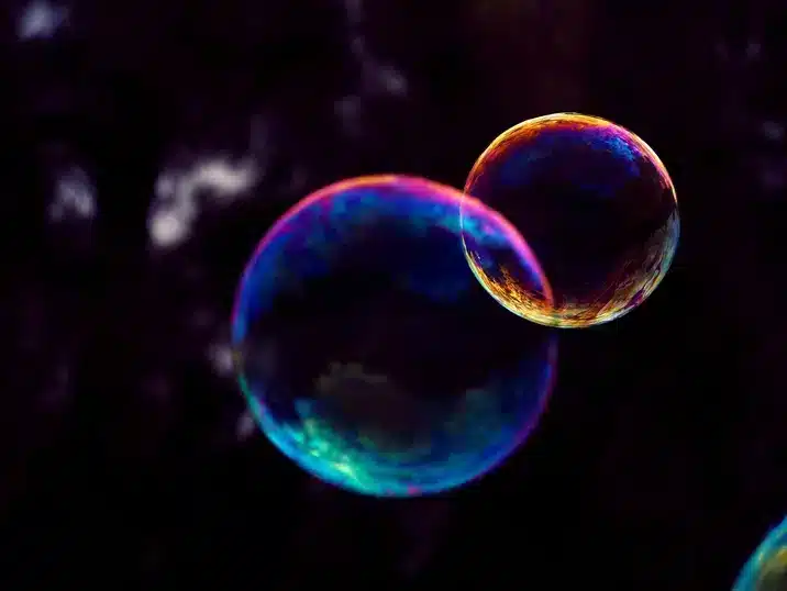 Twee zeepbellen voor de bubble glaze techniek