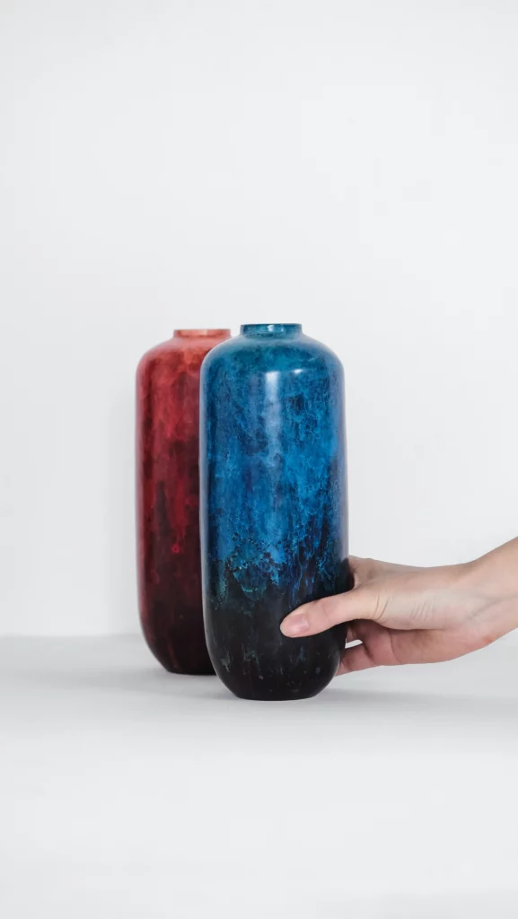 Klei glazuren: een rode en blauw hoge smalle vaas van keramiek, is glazuur gevaarlijk