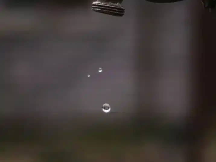 Een kraan met daarin een paar druppels water