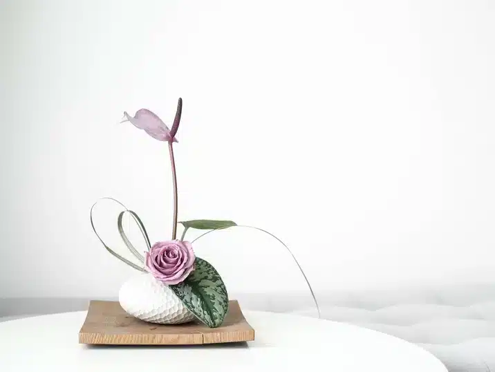 Een bloemstuk in een pot van keramiek met een gietmal gemaakt