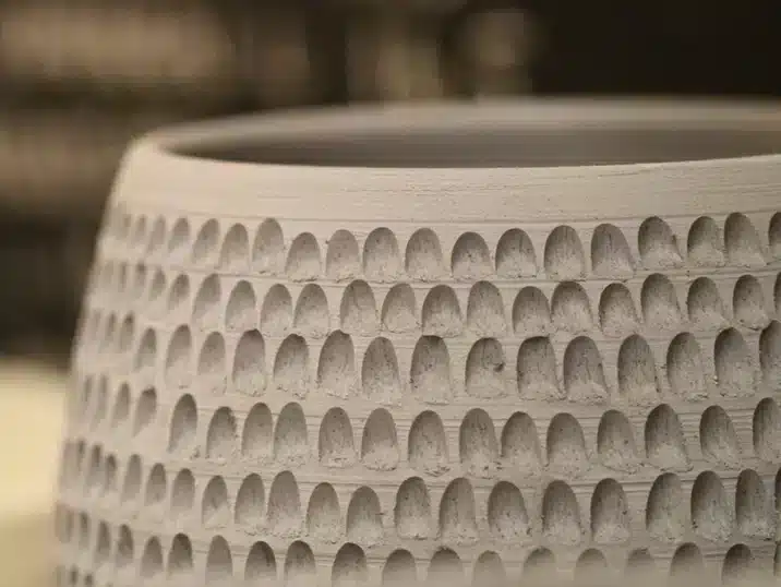 Keramiek kerven: witte pot gekerfd