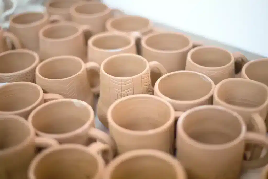 Een set biscuitgebakken koffiekopjes klei keramiek