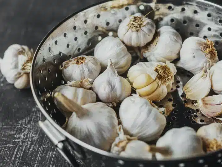 Een keramieken knoflookpot gevuld met knoflook