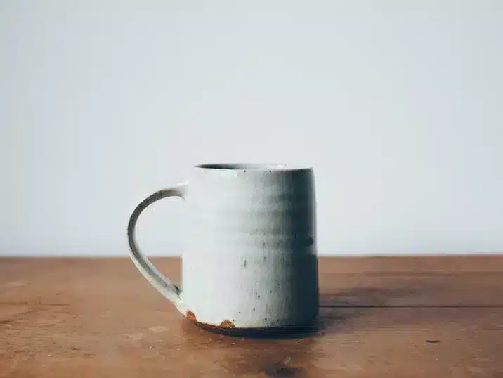 een witte koffiekop uit klei