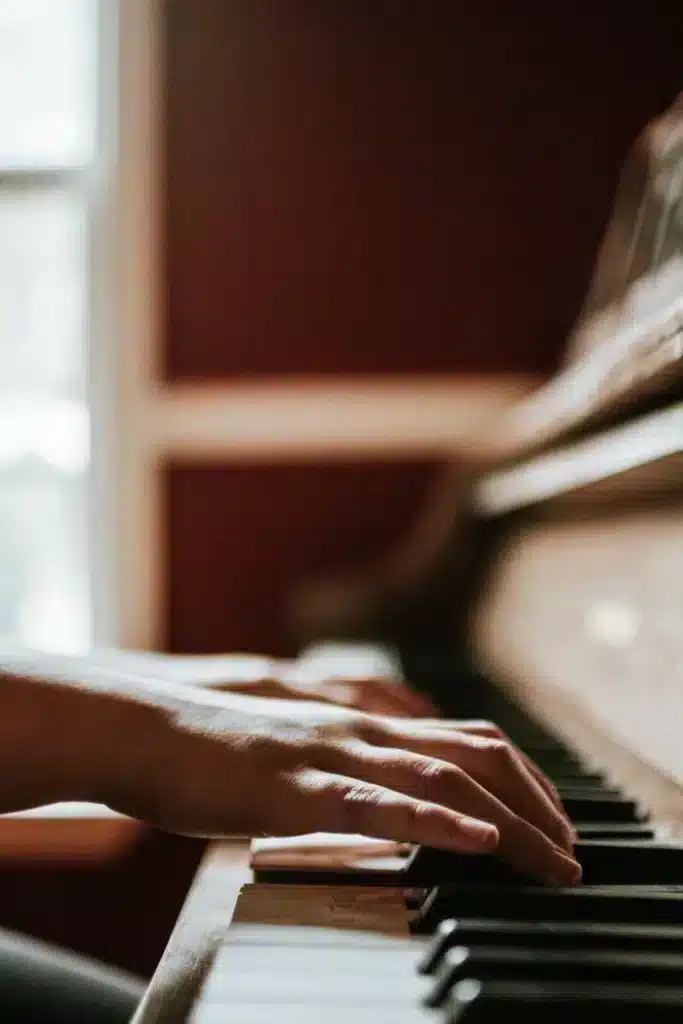 Een hand op een pianoklavier