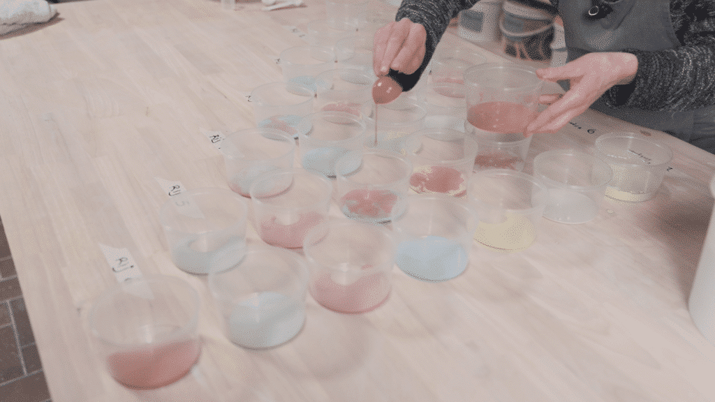 Glazuur recept: plastieken genummerde potjes voor de glazuur test volgens de multimengmethode worden gevuld
