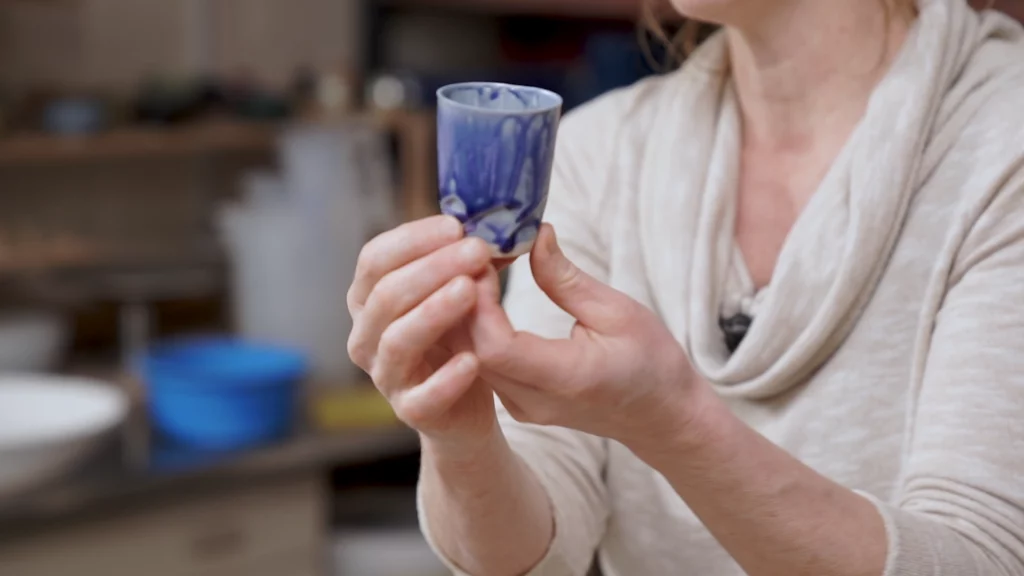 Aster heeft een mislukt geglazuurd blauw potje vast