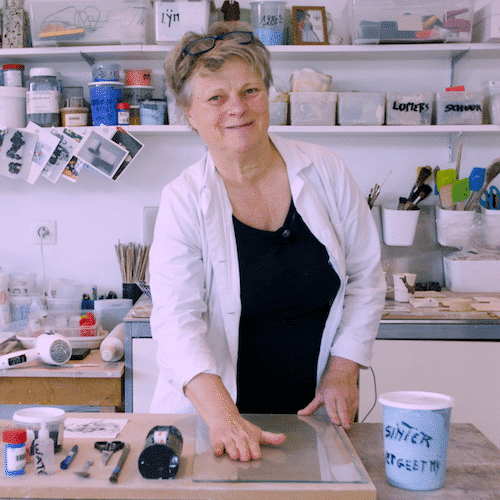 Cursist docent Anima Roos in haar atelier