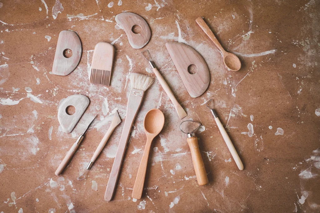 Pottenbakken benodigdheden: verschillende houten instrumenten voor het bewerken van klei