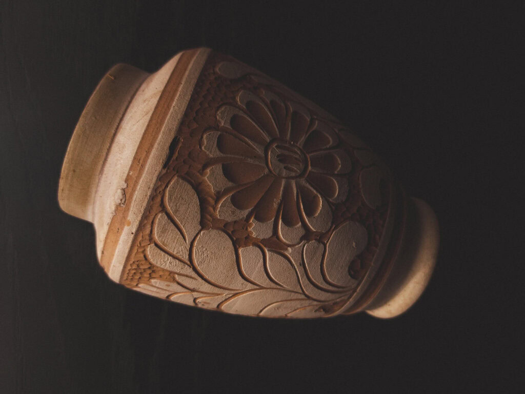 Een vaas van keramiek bewerkt met de sgraffito techniek