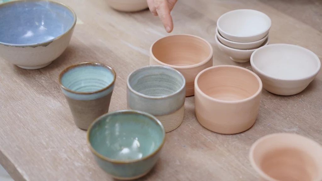Verschillende geglazuurde pots van keramiek