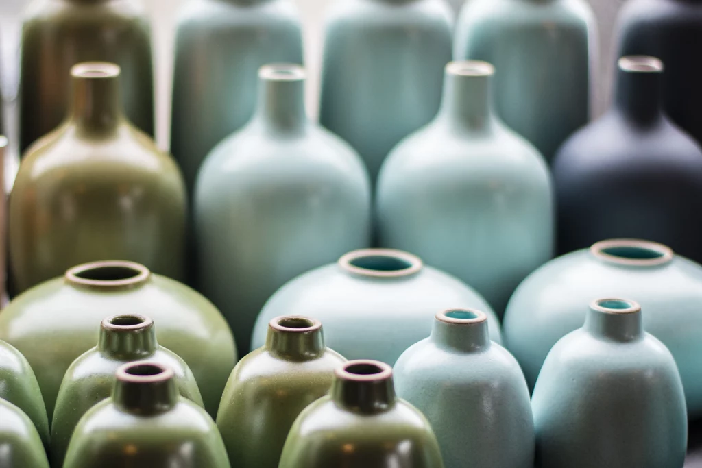 Verschillende bolle vazen in groen en blauw