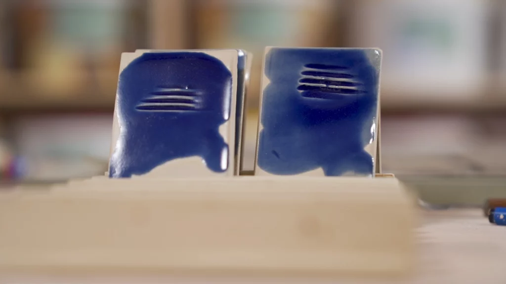 Tweemaal een keramiek testplaatje in het blauw