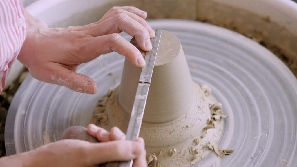 Zelf servies maken: een tas afdraaien op de draaischijf