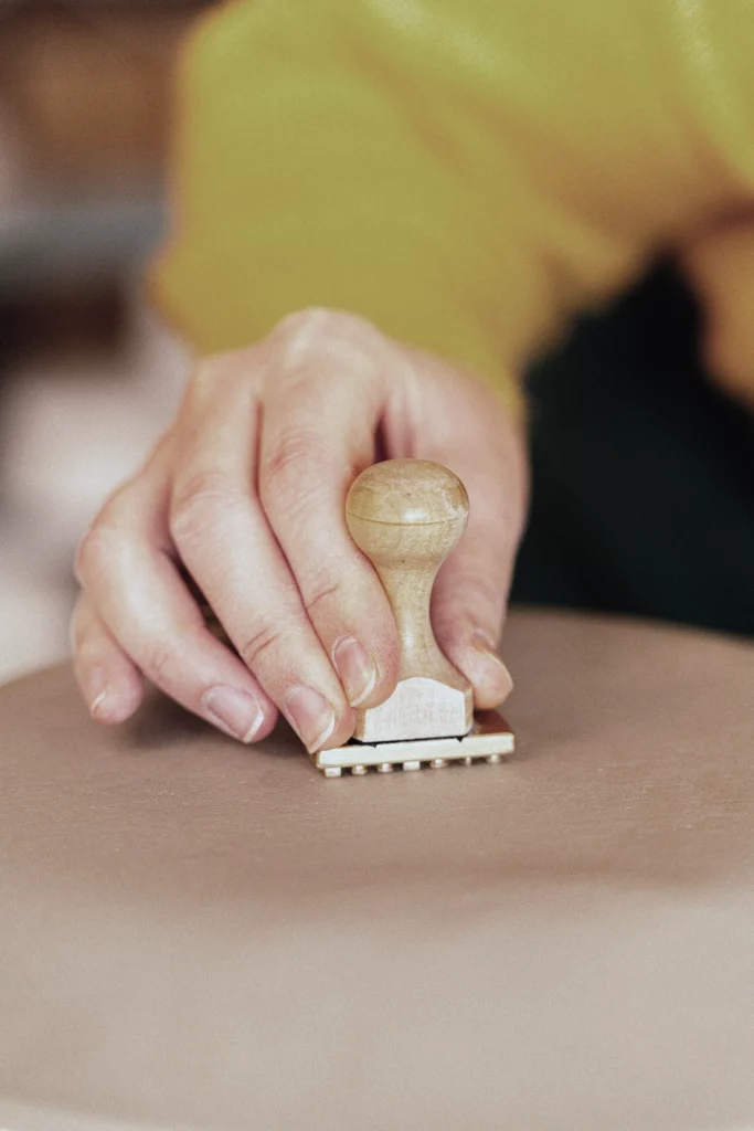 stempel in klei, keramiek tekenen