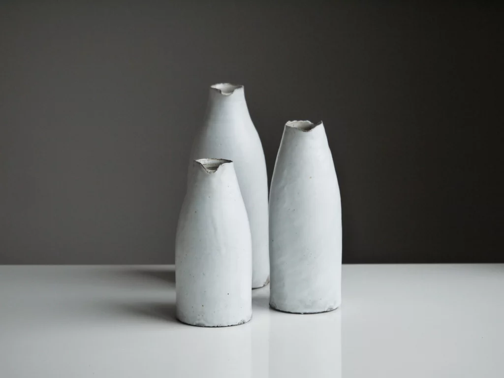 Drie keramieken kannen met witte glazuur