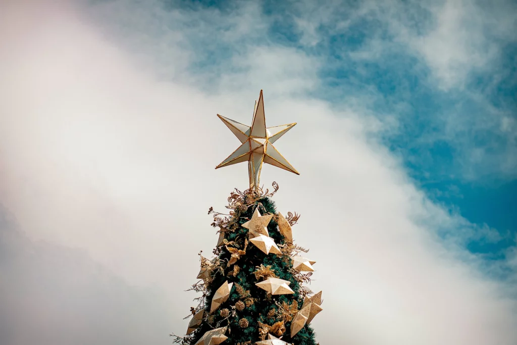 De top van een kerstboom met een piek