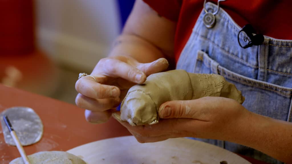Keramiek cursus beginners: Louise Daneels heeft een croissant uit klei gemaakt en vast