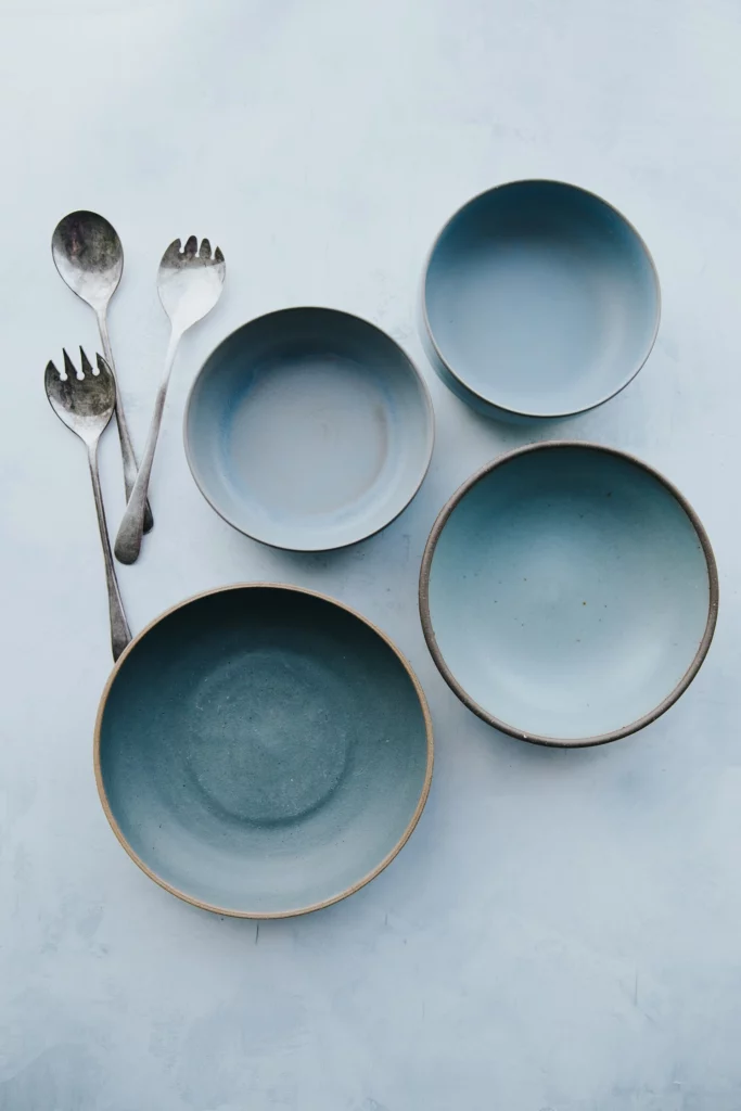 Blauwe servies borden en bestek - glazuur testen