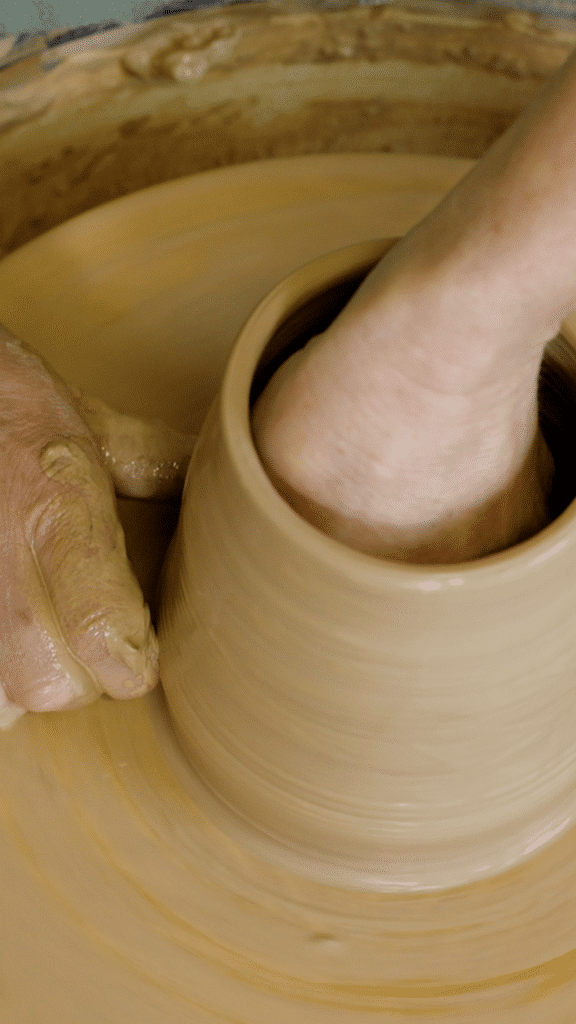 pottery course,learning pottery,clay throwing course,throwing pottery course,throwing clay course,throwing pots,throwing clay,ceramics course beginners