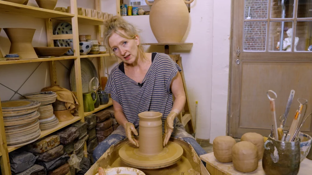 Beter leren pottenbakken met Aster Caemaert die aan de draaischijf met een hoge cilinder